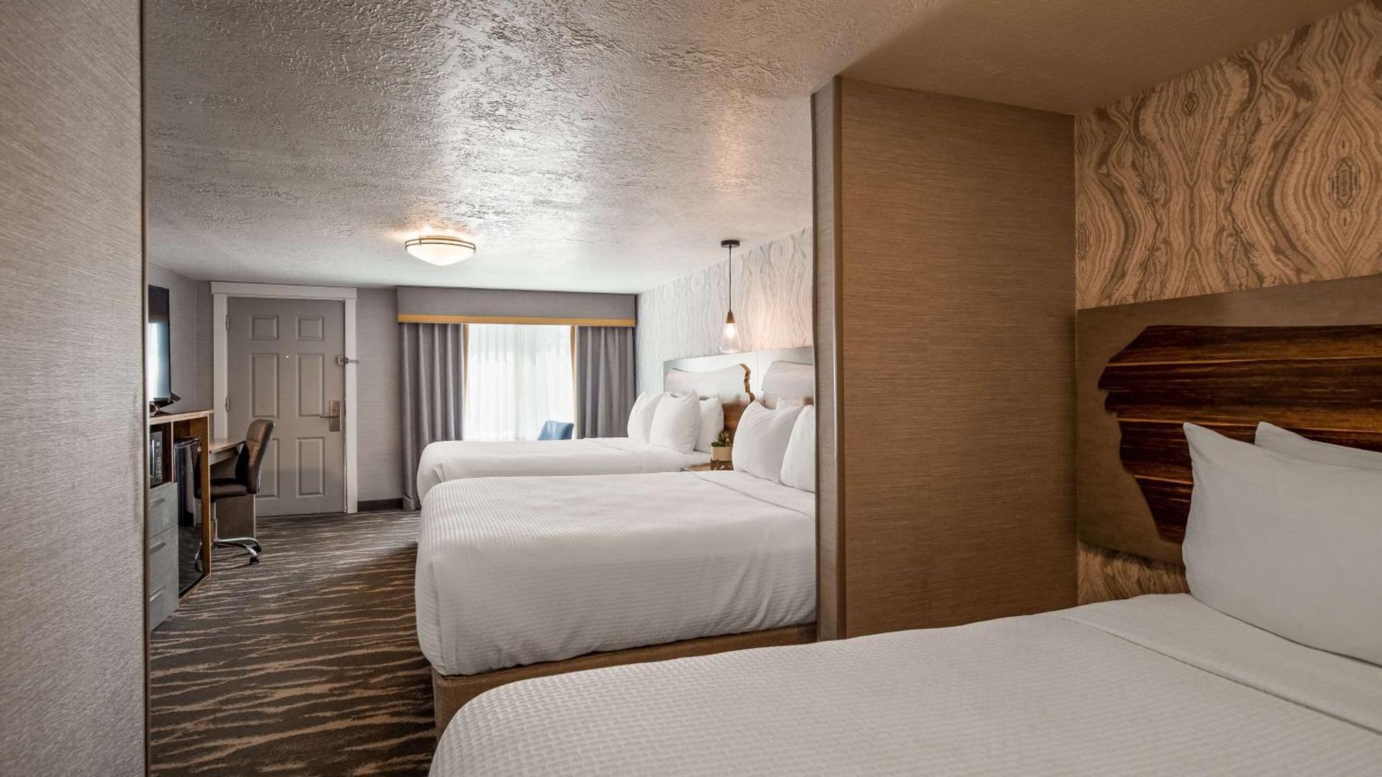 Aiden By Western St George Hotel 3*